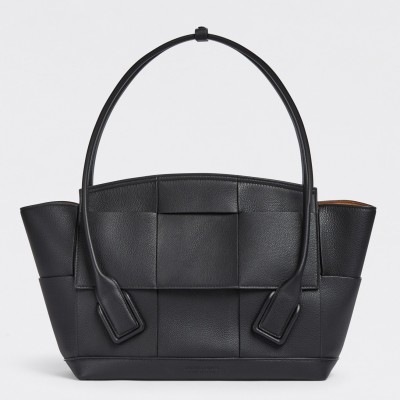 Bottega Veneta Arco Medium Bag In Black Grained Leather LDBS243798