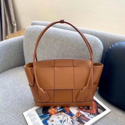 Bottega Veneta Arco Medium Bag In Caramel Intrecciato Calfskin LDBS243801