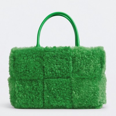 Bottega Veneta Arco Tote In Green Intrecciato Shearling LDBS243823