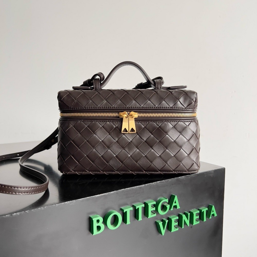 Bottega Veneta Bang Bang Vanity Case in Fondant Intrecciato Leather LDBS243826