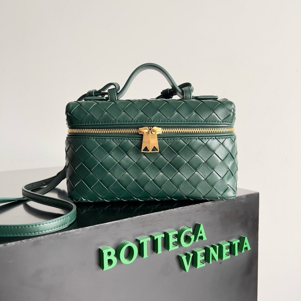 Bottega Veneta Bang Bang Vanity Case in Green Intrecciato Leather LDBS243827