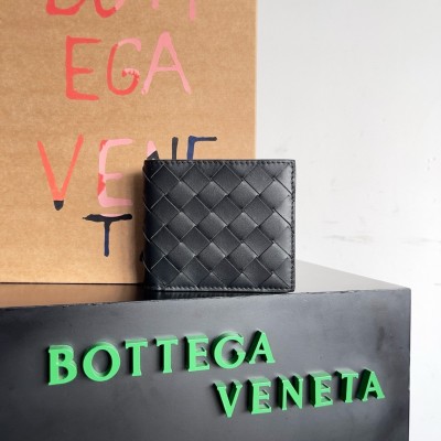 Bottega Veneta Bi-fold Wallet in Black Intrecciato Calfskin LDBS243830