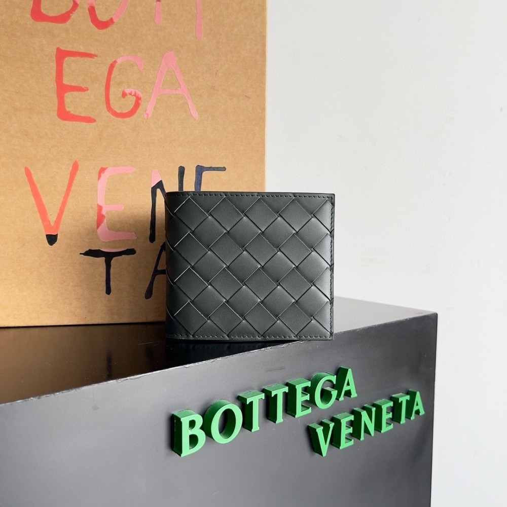 Bottega Veneta Bi-fold Wallet in Dark Green Intrecciato Leather LDBS243832