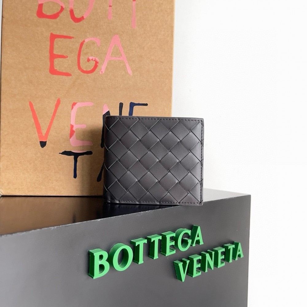 Bottega Veneta Bi-fold Wallet in Fondant Intrecciato Calfskin LDBS243833