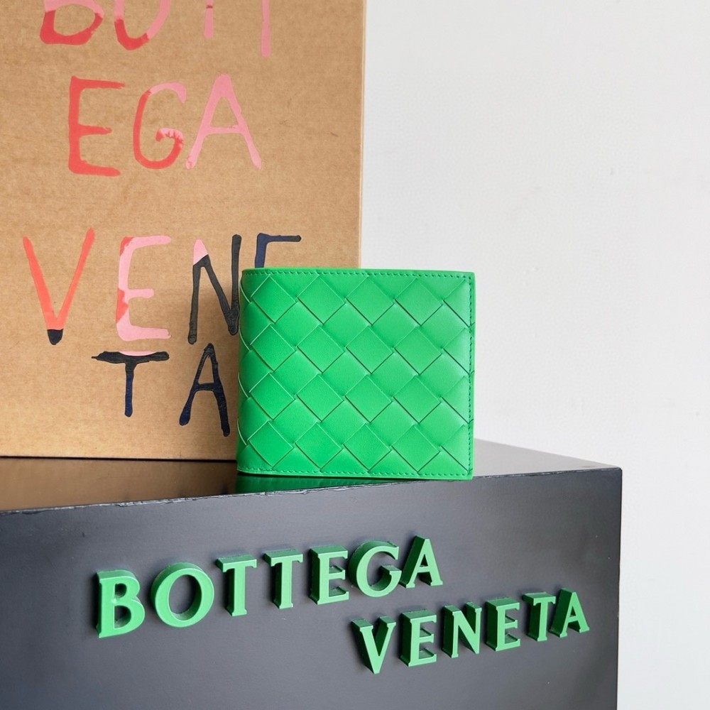 Bottega Veneta Bi-fold Wallet in Parakeet Intrecciato Calfskin LDBS243834