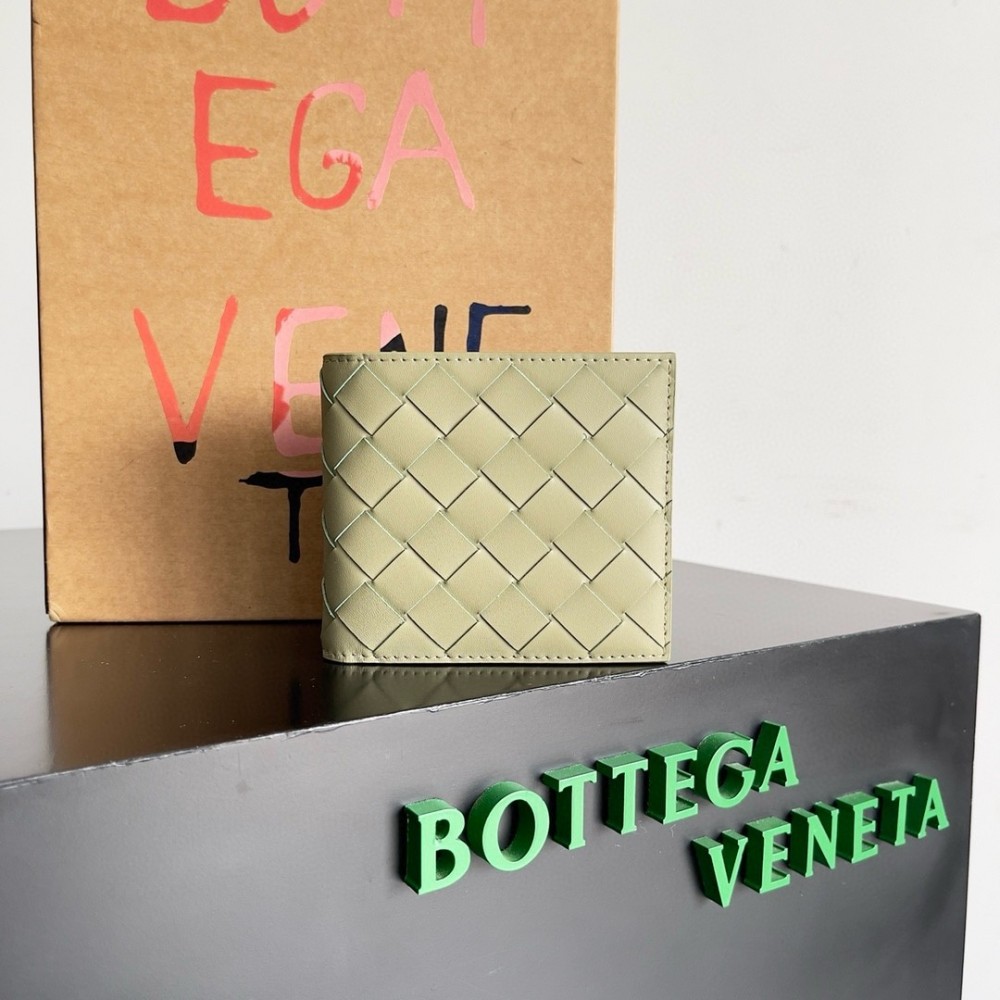 Bottega Veneta Bi-fold Wallet in Travertine Intrecciato Calfskin LDBS243837