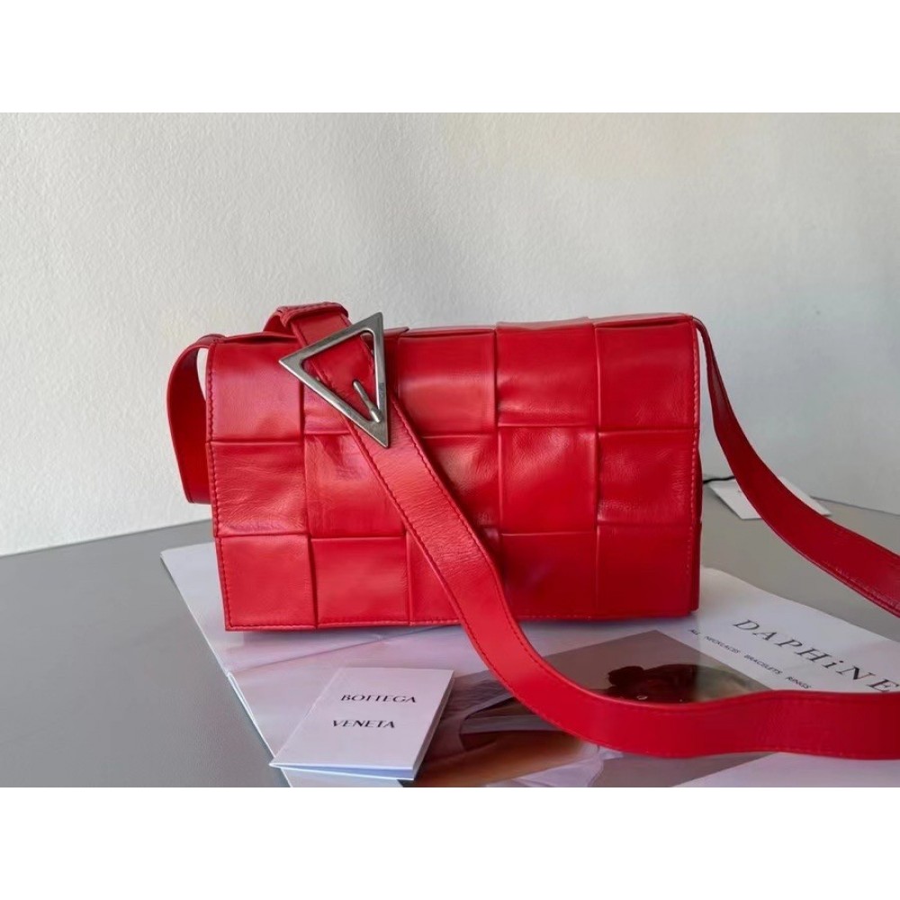 Bottega Veneta Cassett Bag In Red Wrinkled Calfskin LDBS243920