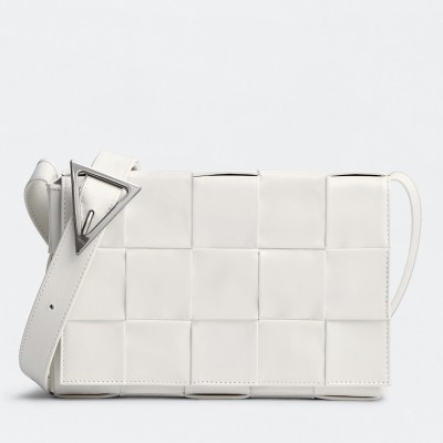 Bottega Veneta Cassett Bag In White Wrinkled Calfskin LDBS243924