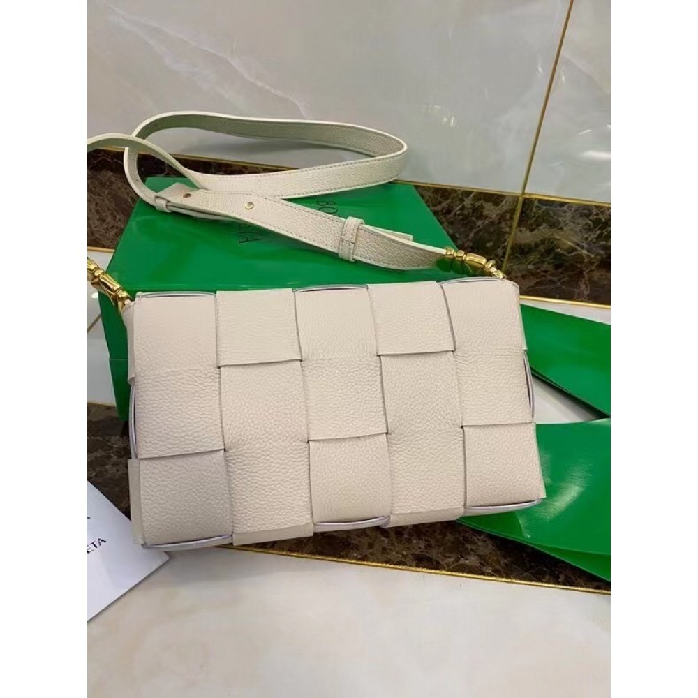 Bottega Veneta Cassette Bag In White Grained Leather LDBS243935