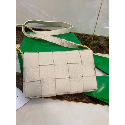 Bottega Veneta Cassette Bag In White Grained Leather LDBS243935