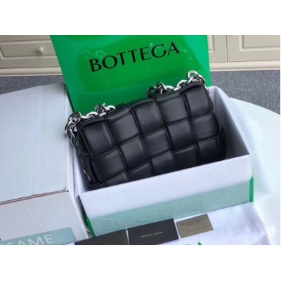 Bottega Veneta Chain Cassette Bag In Noir Calfskin LDBS243957