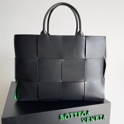 Bottega Veneta Large Arco Tote Bag In Black Intrecciato Calfskin LDBS243999