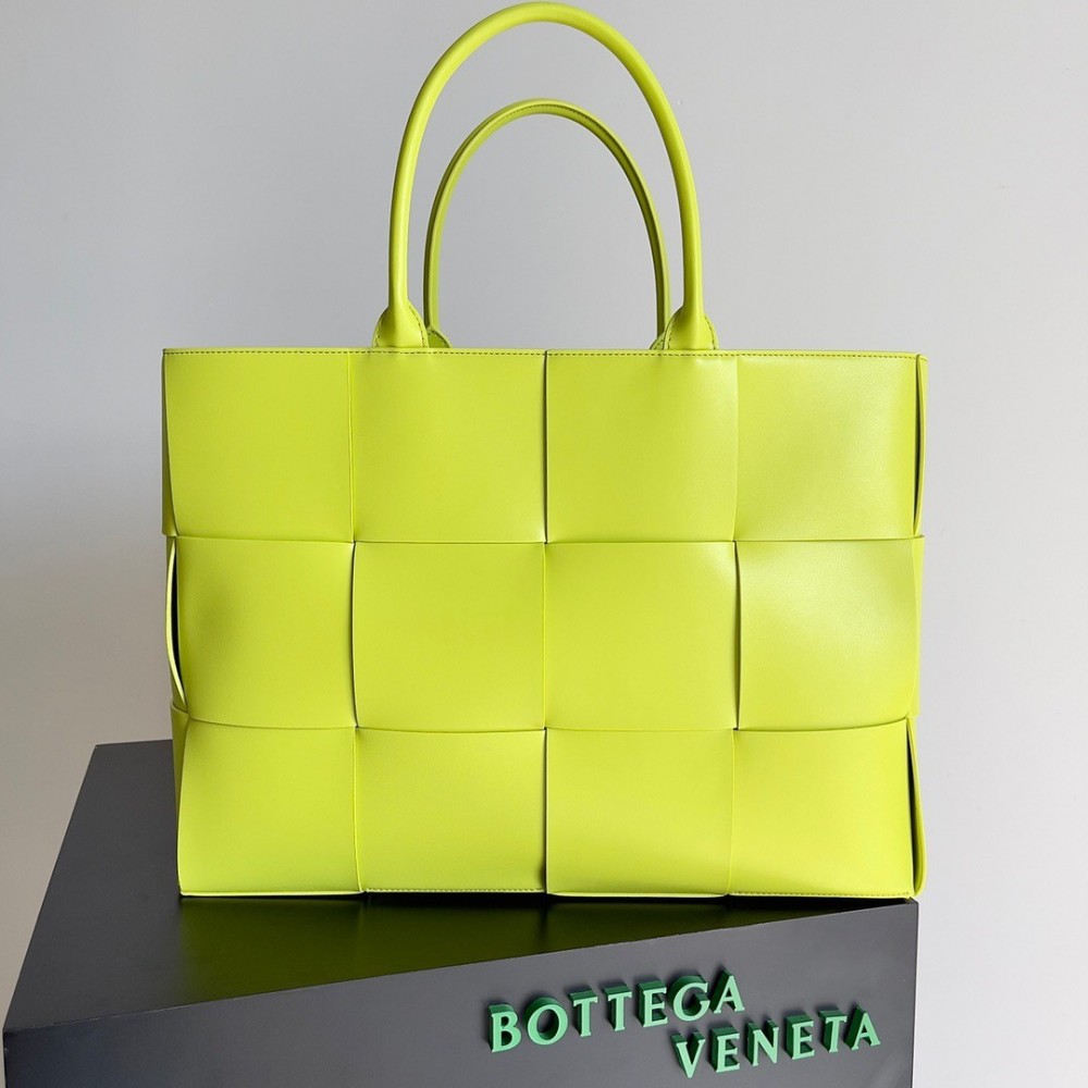 Bottega Veneta Large Arco Tote Bag In Kiwi Intrecciato Calfskin LDBS244000