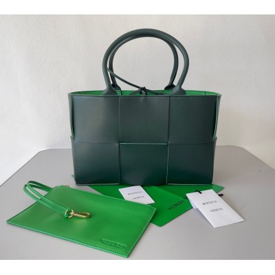 Bottega Veneta Arco Medium Tote In Green Intrecciato Lambskin