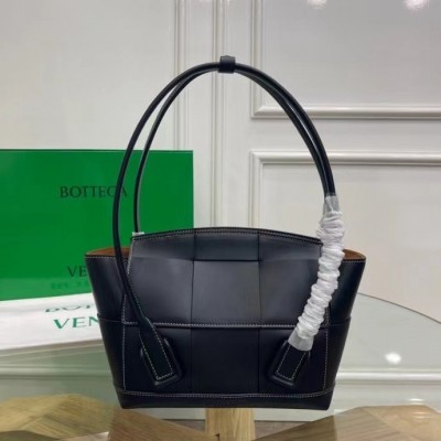 Bottega Veneta Arco Small Bag In Black Intrecciato Calfskin