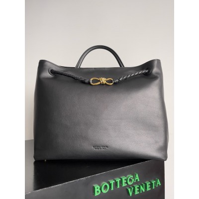 Bottega Veneta Large Andiamo Bag in Black Smooth Calfskin