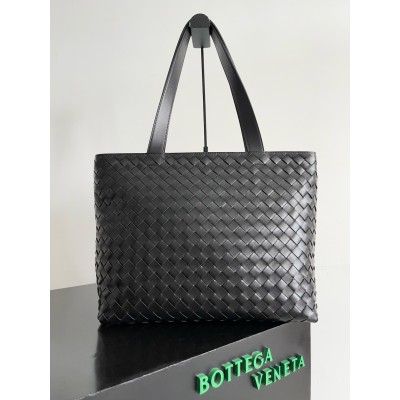 Bottega Veneta Large Zipped Tote in Black Intrecciato Calfskin