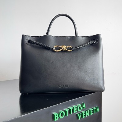 Bottega Veneta Medium Andiamo Bag in Black Smooth Calfskin