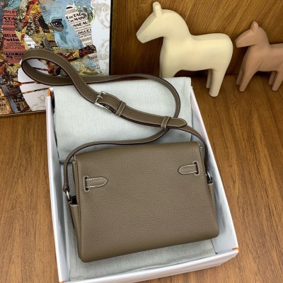 Hermes Kelly Messenger Bag in Taupe Clemence Leather LDBS242460