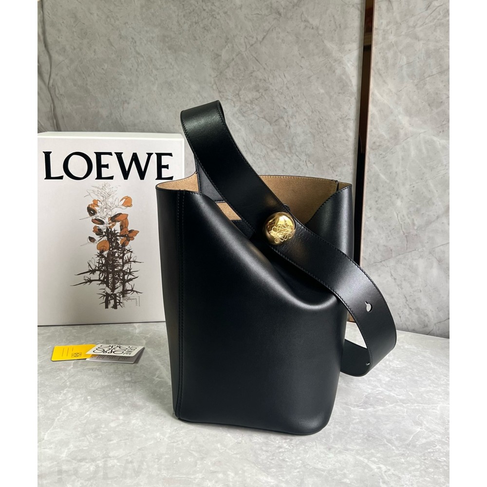 Loewe Medium Pebble Bucket Bag in Black Calfskin LDBS244409