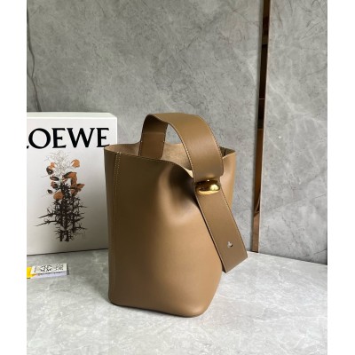 Loewe Medium Pebble Bucket Bag in Oak Calfskin LDBS244411